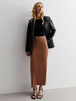 New Look Rust Slinky Jersey High Waist Midi Skirt Material Content: Main - ELASTANE 10%; Main - POLYESTER 90%; Washing Instructions: Machine Washable Midi Ribbed Skirt Outfit, Brown Skirts Outfits, Midi Brown Skirt Outfit, Light Brown Skirt Outfit, Brown Midi Skirt Outfit, Ribbed Skirt Outfit, Midi Skirt Boots, Brown Skirt Outfit, Apparel Aesthetic