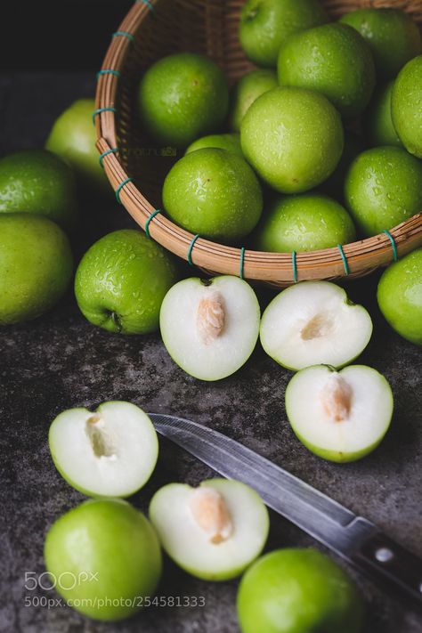 Indian jujube fruits by ThaiThu Jujube Fruit, Giant Vegetable, Vegetables Photography, Asian Vegetables, Bottle Design Packaging, Kinds Of Fruits, Fruits Images, Fruit Photography, Fruit Drinks