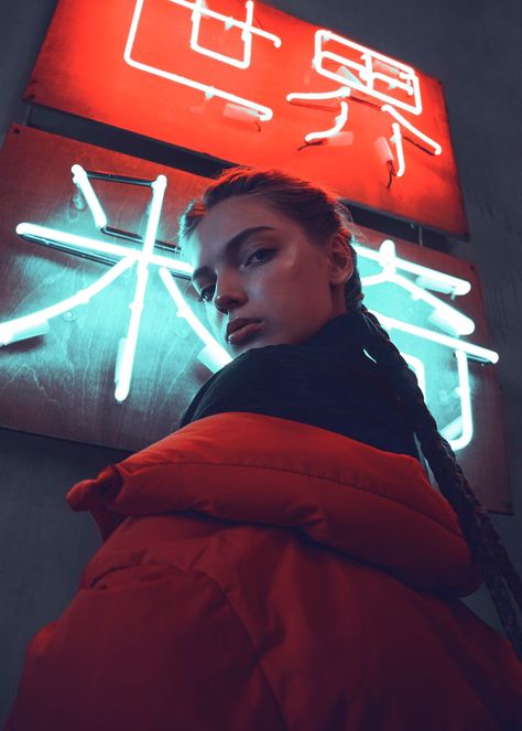 Night Photography Portrait, Neon Lights Photography, Neon Photoshoot, Neon Photography, Lighting Photography, Night Portrait, Street Portrait, Foto Poses, Trik Fotografi