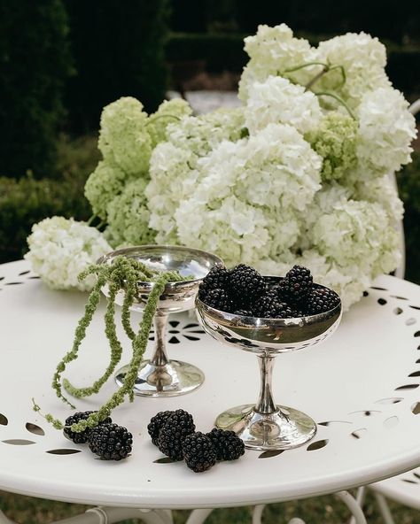 Wedding stuff • Instagram Italian Centerpieces Table Decorations, Floral Centerpiece Ideas, Italian Event, Dinner Outing, Wedding Buffet Table, Ellis Bridal, Aesthetic Shots, Buffet Table Decor, Wedding Buffet