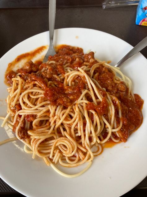 Spaghetti Snapchat, Spaghetti Bolognese Aesthetic, Spaghetti Aesthetic, Clean Meal Prep, Healthy And Unhealthy Food, Spaghetti Dinner, Yummy Comfort Food, Delicious Snacks Recipes, Unhealthy Food