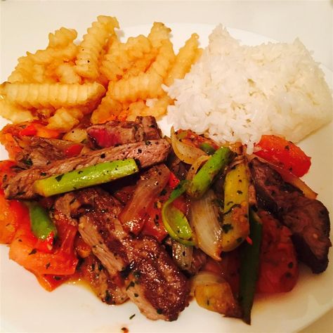 Saltado Peruvian, Lomo Saltado Recipe, Frozen Fries, Peruvian Dishes, Summertime Salads, Verde Sauce, Lomo Saltado, Beef Round, Crispy French Fries