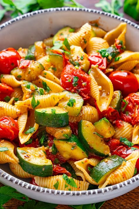 Garlic Butter Zucchini and Tomato Pasta Zucchini Pasta Recipes Healthy, Garlic Butter Zucchini, Zucchini Meals, Pasta With Zucchini And Tomatoes, Greek Spaghetti, Mushroom Skillet, Butter Zucchini, Zucchini And Tomato, Zucchini And Tomatoes