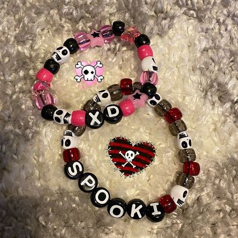 Cute Kandi Singles, Kandi Matching Bracelets, Kandi Singles Ideas Emo, Matching Kandi Bracelets For Friends, Kandi Bracelets Singles, Kandi Inspo Single, Kandi Singles Ideas Words, Emo Kandi Bracelets, Single Kandi Ideas