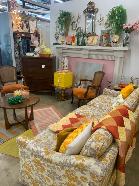 70s Floral Couch Living Rooms, Yellow Floral Sofa Living Room, Vintage Floral Couch Living Room, Floral Couch Aesthetic, Floral Couch Living Room Vintage, Floral Couch Living Room, Maximalism Bedroom, 70s Office, Tan Couch