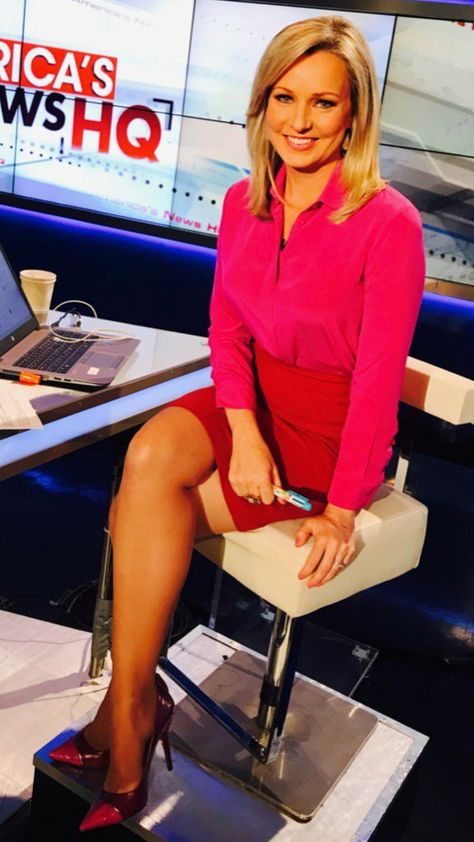 Sandra Smith Sandra Smith, Female News Anchors, Pantyhose Fashion, Elizabeth Hurley, Stockings Heels, Police Women, Beauty Leg, Great Legs, Tv Girls