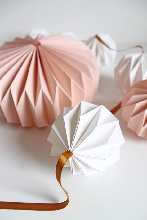 a creative blog: how to make decorations with paper, diy, handmade projects, recipes, photography, illustrations and graphic design. Origami Stella, Origami Lantern, Diy Christmas Ball, Origami Mobile, Origami Ball, Origami For Beginners, How To Make Decorations, Origami Love, Paper Balls