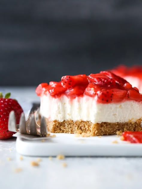 Strawberry Cheesecake Bars, Completely Delicious, Strawberry Cheesecake Recipe, Cheesecake Bar Recipes, Baked Strawberries, Easy No Bake Desserts, Strawberry Desserts, Creamy Cheesecake, Cheesecake Bars