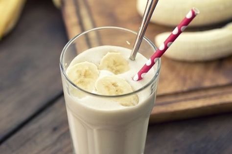 This breakfast banana & oatmeal smoothie will give you a flat tummy in no time!