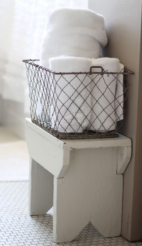 Diy Bathroom Inspiration, Bathroom Towel Storage Ideas, Baños Shabby Chic, Diy Bathroom Design, Bathroom Towel Storage, Primitive Bathrooms, Diy Towels, Smart Tiles, Shabby Chic Bathroom