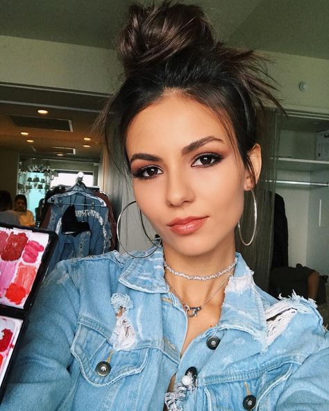 13.9m Followers, 104 Following, 2,050 Posts - See Instagram photos and videos from Victoria Justice (@victoriajustice) Dream Daughter, Messy Top Knots, Brunette Actresses, Victoria Justice, Nicki Minaj, Top Knot, Dark Hair, Pretty Face, Victorious