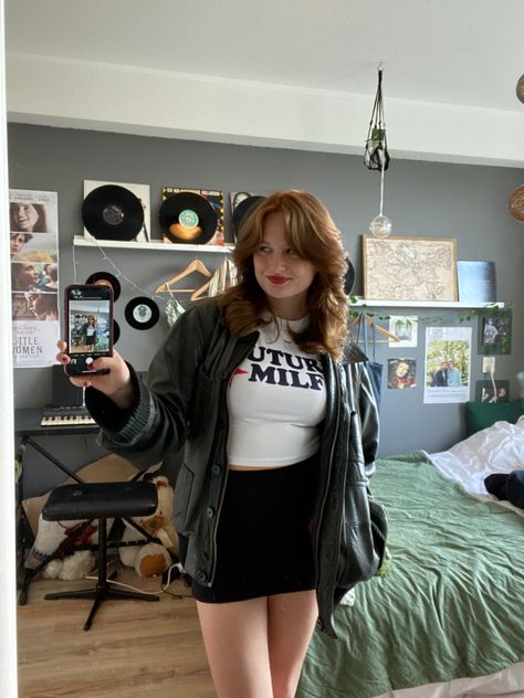 downtown girl/ rockstar girlfriend / aesthetic / autumn / fall / lana del rey / oversized leather jacket / outfit / fashion / room inspo Rockstar Aesthetic Outfits, Gf Outfits, Girls Rockstar, Girlfriend Aesthetic, Rock Star Outfit, Rockstar Style, Rockstar Girlfriend, Rockstar Aesthetic, Diy Vetement