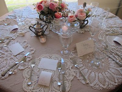 doilies as placemats. Wedding Table Settings Diy, Garden Party Bridal Shower, Bridal Party Tables, Bridal Shower Table, Vintage Wedding Table, Vintage Centerpieces, Tea Party Table, Vintage Doilies, Crochet Placemats