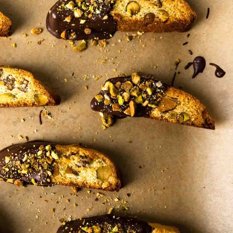 These pistachio biscotti are classic, twice-baked Italian cookies dipped in dark chocolate. Perfect for holidays, gifts or sweet treats! Pistachio Biscotti, Grinch Cookies, Pistachio Recipes, Christmas Cookie Box, Homemade Gingerbread, Pistachio Cookies, Creative Food Ideas, Things To Bake, Biscotti Cookies