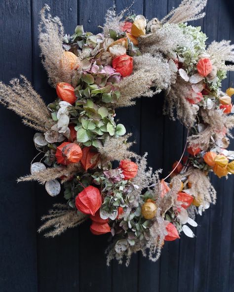 What a difference a day makes...... Very scandi....the black woodwork against the leaden skies. I'm a bit late to the party with my autumn wreath, but it's got me in the mood for tackling a Christmas version. Ps. If you look carefully, you will see the lead corner on the door. Squirrel deterrent.They literally chewed the corner off and could do upside down acrobatics along the roof interior before flying at your face !!!! Happy Monday 🖤 #gardengram #scandi #scandichic #chickenshed #cottag... Black Woodwork, Squirrel Deterrent, Chicken Shed, Late To The Party, Scandi Chic, Autumn Wreath, Autumn Wreaths, In The Mood, The Roof