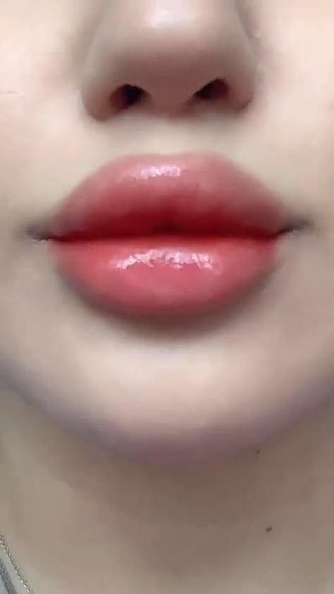 Pillow Lips Makeup Aesthetic, Maquillaje Aesthetic E Girl, Lip Inspo Make Up, Lip Ideas Make Up, Lip Toturial, Lip Contouring Tutorial, How To Do Lips, Maquillaje Aesthetic Natural, Lip Tut