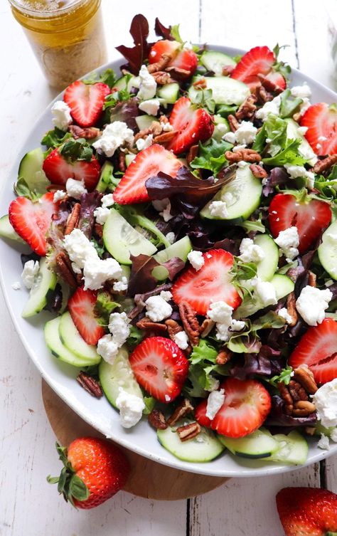 Strawberry and Baby Lettuce Spring Salad - Season Balsamic Dressing Recipe, Lettuce Salad Recipes, Fancy Salads, Lettuce Recipes, Salad With Balsamic Dressing, Greens Salad, Spring Salad Recipes, Creamy Goat Cheese, Strawberry Salad