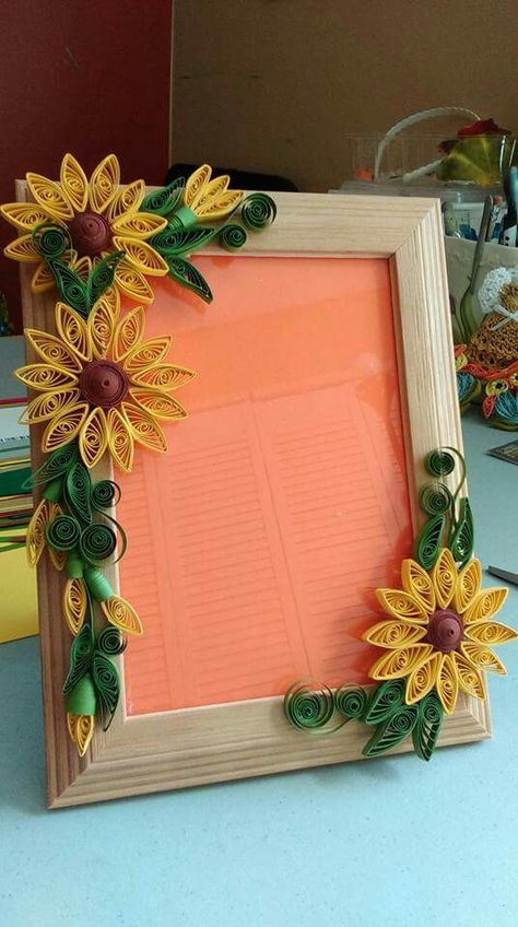 Paper Quilling Photo Frame Ideas, Paper Quilling Frames Design, Paper Quilling Photo Frames, Photo Frame Quilling Design, Diy Photo Frame Decoration, Quilling Ideas Unique 3d, Paper Quilling Designs Flowers, Quiling Paper Flower, Quilling Wall Hangings