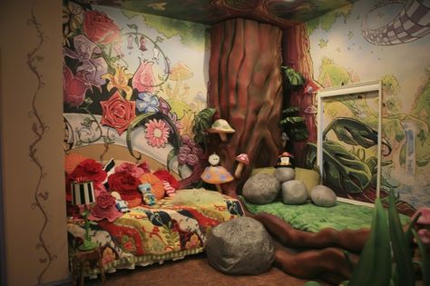 alice in wonderland mural | Alice in Wonderland mural! | Alice in Wonderland Decor Ideas Wonderland Bedroom, Alice In Wonderland Bedroom, Alice In Wonderland Room, Fairy Room, Disney Bedrooms, Disney Rooms, Alice In Wonderland Party, Disney Home, Teen Bedroom