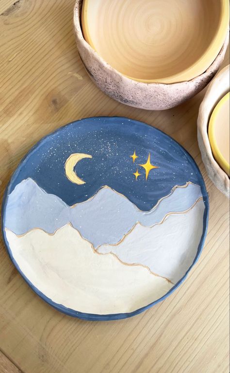 Painting Ideas On Clay Plates, Cute Designs For Pottery, Pottery Painting Ideas Moon And Stars, Moon And Stars Pottery Painting, Minimalistic Pottery Painting, Cute Pottery Painting Ideas Vase, Pottery Painting Ideas Beginners, Pottery Painting Night Sky, Cute Simple Pottery Designs