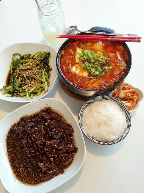 Kimchi Jjigae Aesthetic, Choi Sam, Korean Dinner, Kimchi Jjigae, Aesthetic Foods, Food Aesthetics, Japanese Interior Design, Food O, Japanese Interior