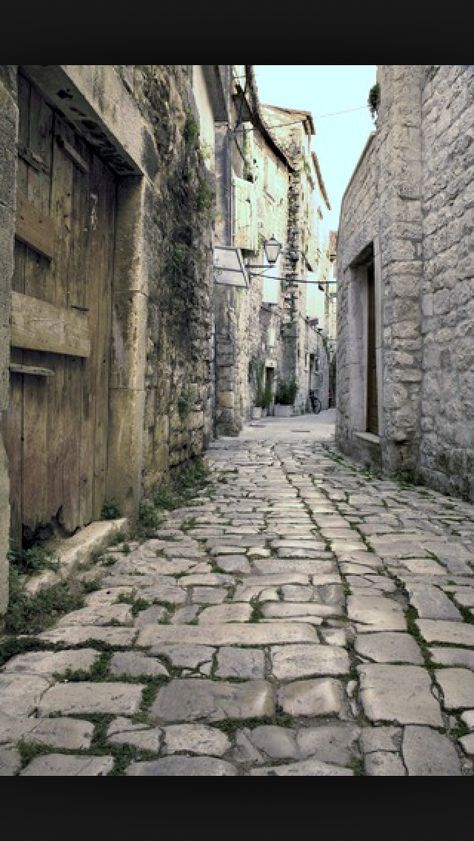 cobblestone street Rain On Cobblestone, Cobblestone Streets Europe, Old Cobblestone Streets, Cobblestone Streets Aesthetic, Earthling Aesthetic, Blaire Aesthetic, Cobblestone Painting, Cobblestone Drawing, Cobblestone Houses