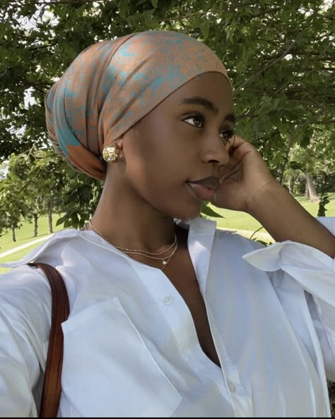 Pashmina Head Wrap, Covering Hair With Scarf, Head Scarf Styles Black Women, Scarf Black Women, Doek Styles, Uche Mba, Christian Veiling, Hair Scarf Tutorial, Christian Veils