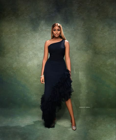 Elegant Photoshoot Ideas Classy Simple, Dinner Dress Photoshoot Ideas, Gowns For Birthday Photoshoot, Ankara Birthday Photoshoot, Simple Classy Birthday Photoshoot, Dinner Dress Inspo Ideas, Birthday Photoshoot Clothes Ideas, Photoshoot Gown Ideas, Birthday Shoot Inspo Outfits