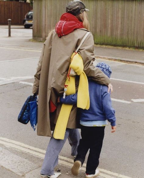 Stylish Family Photoshoot, Coco Core, Annie Hall Style, Trench Coat Street Style, Nyc Mom, Tekla Fabrics, City Mom, Street Style Aesthetic, Whisper In Your Ear