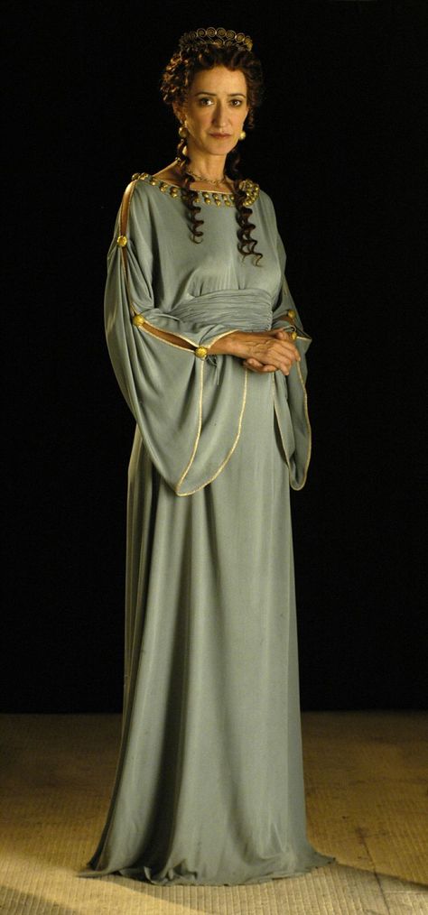 Calpurnia, Julius Caesar's third wife. Representation of a wealthy woman in HBO's Rome (2005-2007). Ancient Roman Clothing, Ancient Greek Clothing, Roman Clothes, Roman Dress, Greek Dress, Rome Fashion, Roman Costume, Rome Antique, Fantasy Dresses