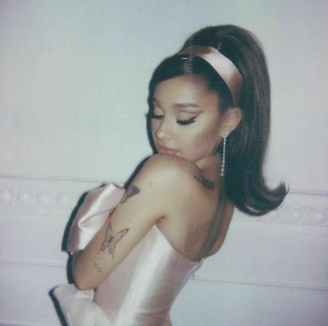 ariana grande icons ✦ - 4 - Wattpad Ariana Grande Pp, Ariana Grande Pfp Aesthetic, How Pinterest Sees Me Celebrity, Ariana Grande Aesthetic Pfp, Perfume Ariana Grande, Ariana Grande Images, Clara Bow, Men Abs, Ariana Grande Outfits