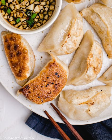 Dumplings Dough Recipe, Dumpling Dough Recipe, Juicy Dumplings, Dumplings Dough, Boiled Dumplings, Pot Stickers Recipe, Dumplings Recipe Chinese, Pan Fried Dumplings, Dumpling Dough