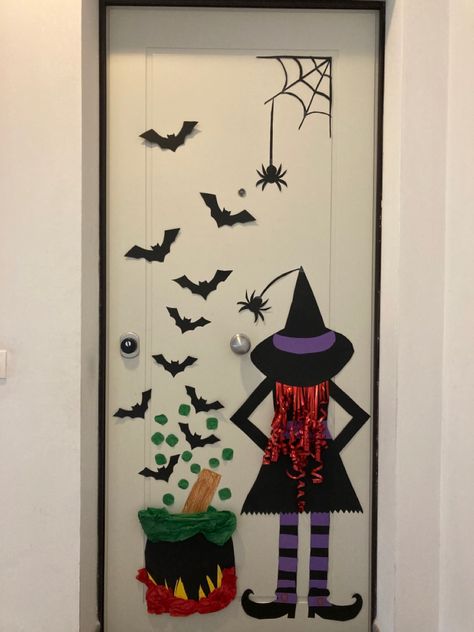 This is our halloween door :) Halloween Preschool Door Decorations, Halloween Decorations For Classroom Door, Halloween Mural Ideas, Halloween Teacher Door Decorations, Halloween Decorations Preschool, Witch Door Decoration, Door Decorations Fall, Puerta Halloween, Halloween Decorations School