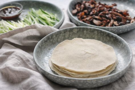 Crispy Duck Pancakes, Chinese Pancakes Recipe, Steamed Pancakes, Asian Pancakes, Vegan Chinese Recipes, Peking Duck Pancakes, Chinese Roast Duck, Chinese Lunch, Chinese Pancakes