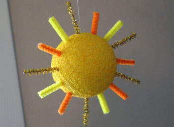 You are my sunshine - maybe cover the whole ball though Sun Craft, Sun Mobile, Sun Ornament, Crafts Classroom, Craft Summer, Sun Crafts, Styrofoam Crafts, Weather Crafts, Yellow Crafts