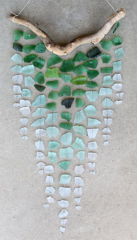 DIY Ombre Sea Glass Wind Chime...I'll be making this the next time I'm in Cali collecting beach glass! Sea Glass Wind Chime, Carillons Diy, Driftwood Mobile, Diy Ombre, Glass Wind Chimes, Deco Nature, Diy Wind Chimes, Art And Crafts, Whimsical Garden