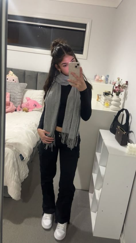 How To Style Grey Jeans, Grey Dunks Outfit, Grey Dunks, Duo Pictures, 6th Form Outfits, Dunk Outfit, Gym Outfit Inspo, Girly Winter, Curly Hair Girl