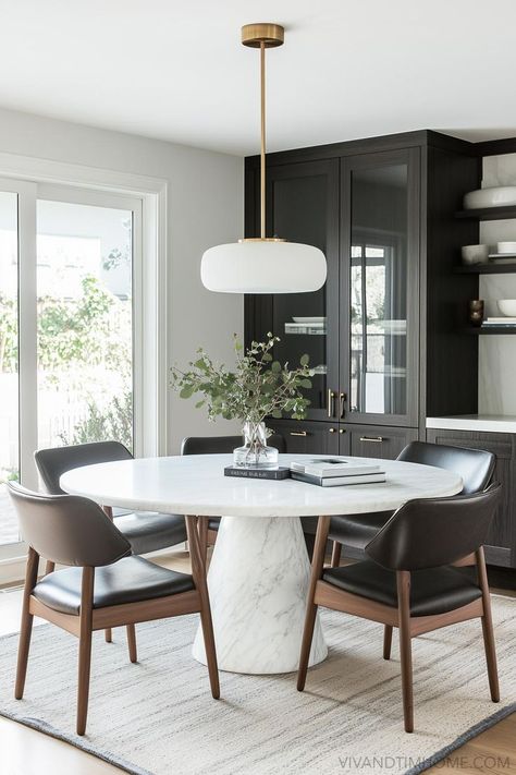 Moody dark dining room decor with white round table dining and modern dining chairs Dark And Moody Dining Room, Moody Dining Room Ideas, Formal Dining Room Design, Dining Room Design Round Table, Modern Round Dining Room Table, Black Dining Room Decor, Table Decor Everyday, Round Dining Table For 6, Dining Table Decor Everyday