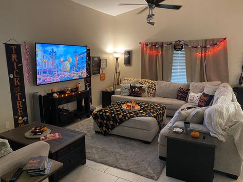 Halloween Lights Living Room, Modern Halloween Living Room, Living Room Decorated For Halloween, Halloween Indoor Decorations Living Room, Halloween Decoration Living Room, Interior Halloween Decor Living Room, Apartment Decor Halloween, Fall Aesthetic Apartment, Halloween Decorated Living Rooms