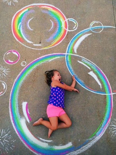 Interactive Chalk Art, Back To School Sidewalk Chalk Ideas, Chalk Ideas Easy, Sidewalk Chalk Art Ideas, Chalk Photography, Chalk Photos, Chalk Activities, Fun Chalk Art, Chalk Ideas