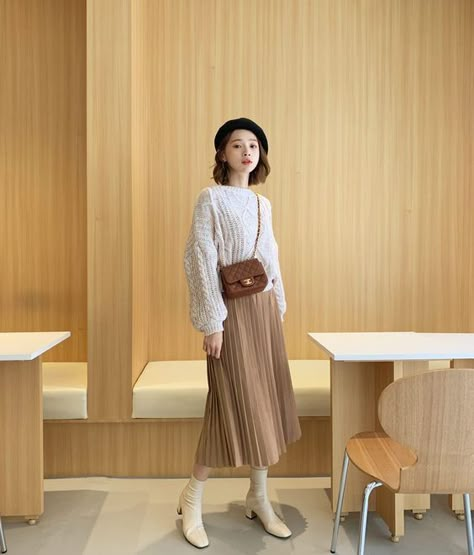 Korea Fall Outfit Korean Style, Fall In Korea Outfit, Fall Fashion Japan, Japan Fall Outfit Womens Fashion, Fall Outfit Japan, Japanese Winter Fashion Women, Asian Fall Outfits, Korea Fall Fashion, Japanese Fall Outfits