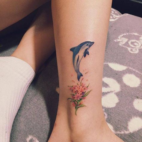 Illustrative dolphin and flower tattoo on the right ankle. Tattoo artist: Nando Tattoo Dolphin, Wood Tattoo, Dolphin Tattoo, Dolphin Painting, Dolphins Tattoo, Ankle Tattoo Designs, Baby Dolphins, Pretty Hand Tattoos, Temporary Tattoo Designs