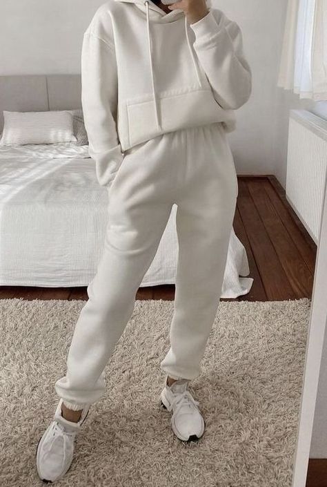 20 Super Cute White Out Outfit Ideas For Game Day! — Nikki Lo Sweat Pants And Hoodie Outfit, White Tracksuit Outfit, White Sweats Outfit, Track Suits Women, White Outfits For Women, White Tracksuit, Jogging Outfit, Sweats Outfit, Cute Sweatpants