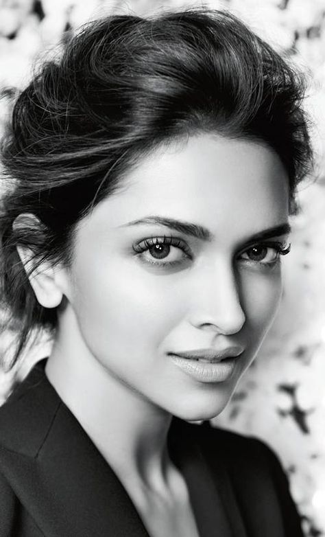 Deepika Padukone (born 5 January 1986) is an Indian film actress and model. Messy Chignon, Dipika Padukone, Texture Hair, Deepika Padukone Style, Photography Inspiration Portrait, Celebrity Drawings, Eye Photography, Face Photography, Celebrity Portraits