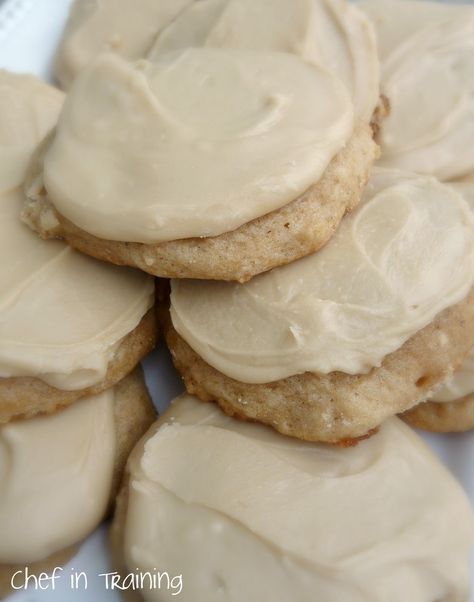 Applesauce Cookies with Caramel Frosting… the PERFECT fall cookie! An incredible flavor combo and the frosting is outrageously delicious! Cookies With Caramel, Applesauce Cookies, Caramel Frosting, Caramel Cookies, Yummy Sweets, How Sweet Eats, Eat Dessert, Cookie Desserts, Yummy Cookies