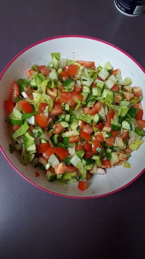 Green Salad Recipe for Beginners Fruit Salad Decoration Ideas, Aesthetic Salad, Fruit Salad Decoration, Salad Decoration Ideas, Salad Decoration, Recipe For Beginners, Steak Side Dishes, Green Salad Recipes, Fresh Salad Recipes