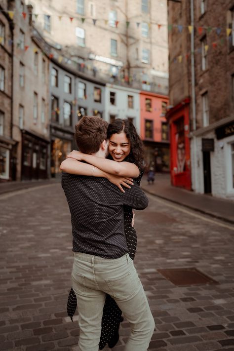 Edinburgh Photo Ideas, Edinburgh Engagement Photos, Edinburgh Engagement Shoot, Edinburgh Portrait, Edinburgh Couple Photos, The Royal Mile Edinburgh, Crowds Of People, Couple Travel Photos, Scotland Elopement