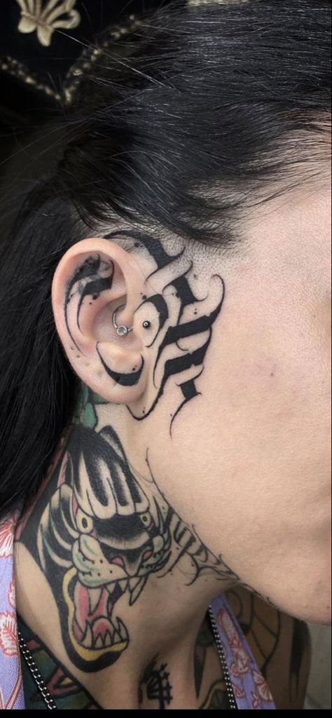 Cute Tattoo Design, Nature Lover Tattoo, Gotik Tattoo, Tattooed Models, Throat Tattoo, Cute Tattoo, Facial Tattoos, Tattoos Geometric, Gothic Tattoo