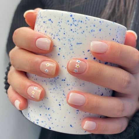 Graduation Nails Short Natural, Pastel Summer Nails Almond, Shellac Nails Short Simple, Fun Spring Nails Acrylic, Cute Gel Manicure Ideas, Simple Nail Designs For Spring, Pretty Short Nails Simple, Short Nail Gel Designs, Natural Short Nail Designs