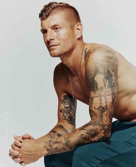 Toni Kroos Tattoo, Football Tattoo Ideas For Men, Sun Rays Tattoo, David Beckham Style Outfits, Soccer Tattoos, Cool Black Wallpaper, Football Tattoo, Ray Tattoo, Cool Shoulder Tattoos